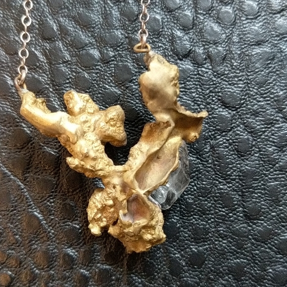 Crystal and brass pendant necklace - Picture 5 of 7